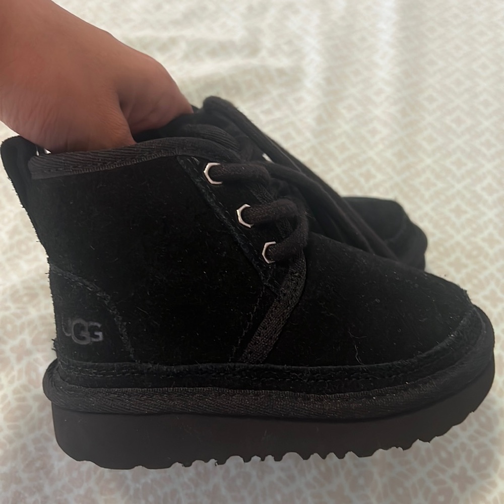 Uggs toddler boots black like new !